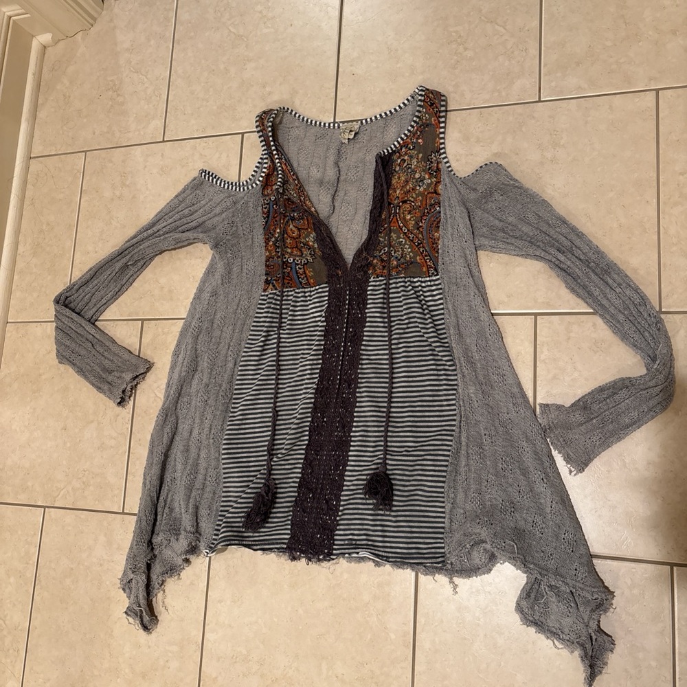Gimmicks by BKE Gray and Brown Boho Blouse